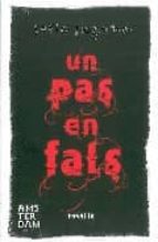 UN PAS EN FALS